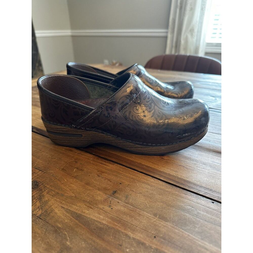 Dansko Embossed Tooled Clogs Slip On Shoes Women’s Size 39 US Size 8.5 Nurse